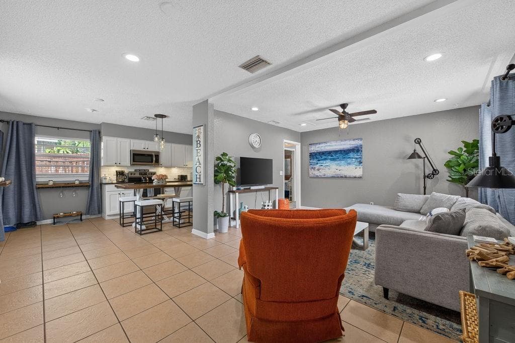 610 1ST AVENUE NE, LARGO, FL 33770 — zdjęcie 3