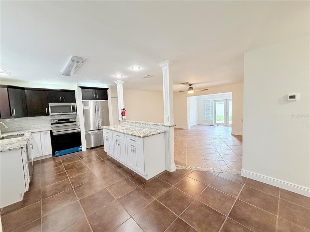 1827 OKLAHOMA AVENUE NE, ST PETERSBURG, FL 33703 — zdjęcie 4