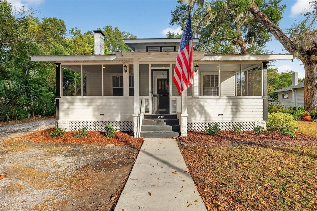 1022 N DONNELLY STREET, MOUNT DORA, FL 32757
