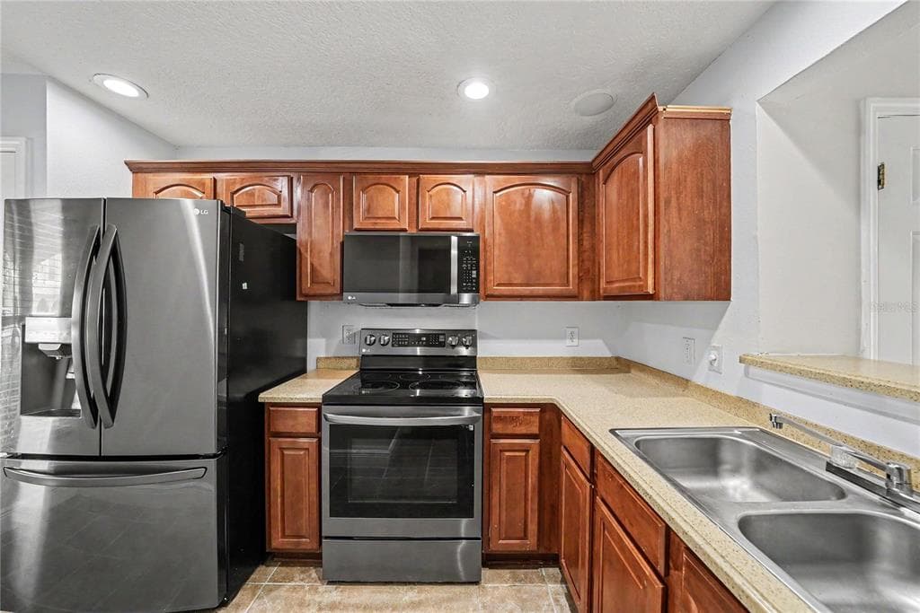 8106 SILENT CREEK DRIVE, TAMPA, FL 33615 — zdjęcie 5