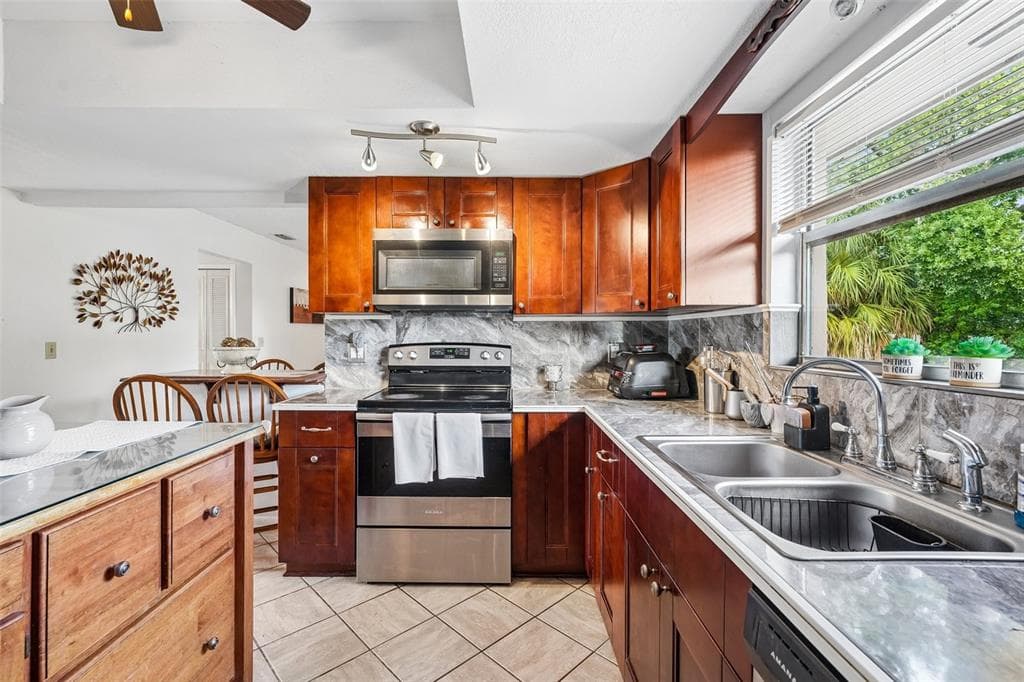 3777 PARKWAY BOULEVARD, LAND O LAKES, FL 34639 — zdjęcie 4