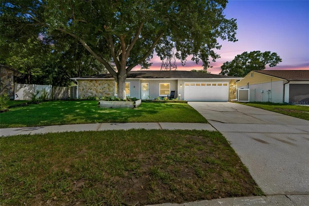 16205 SAWGRASS CIRCLE, TAMPA, FL 33624