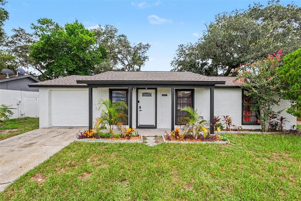8253 GREENLEAF CIRCLE, TAMPA, FL 33615