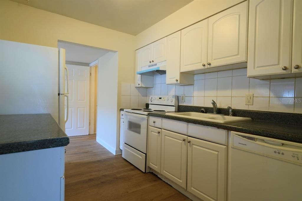 2834 25TH AVENUE N, ST PETERSBURG, FL 33713 — zdjęcie 4