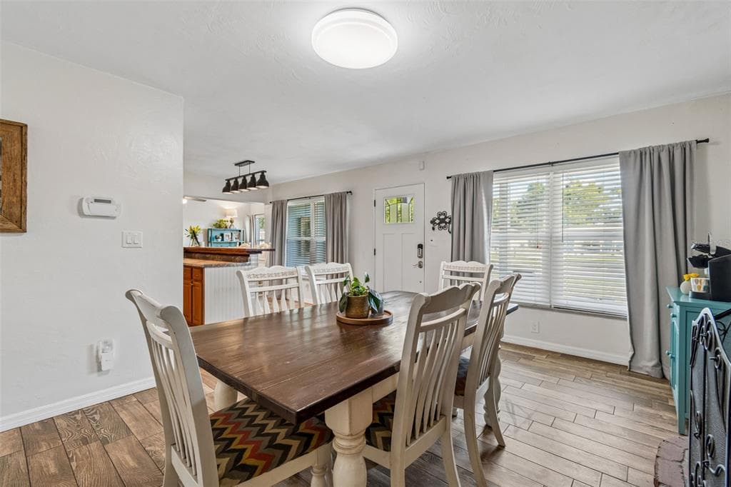 10748 VILLAGE GREEN AVE, SEMINOLE, FL 33772 — zdjęcie 2