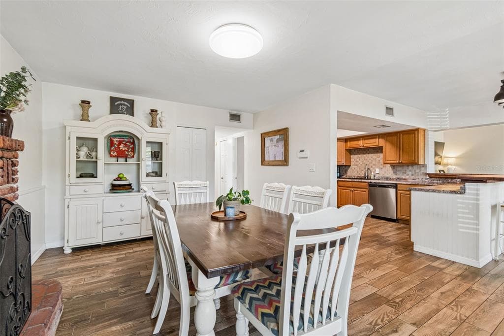 10748 VILLAGE GREEN AVE, SEMINOLE, FL 33772 — zdjęcie 3