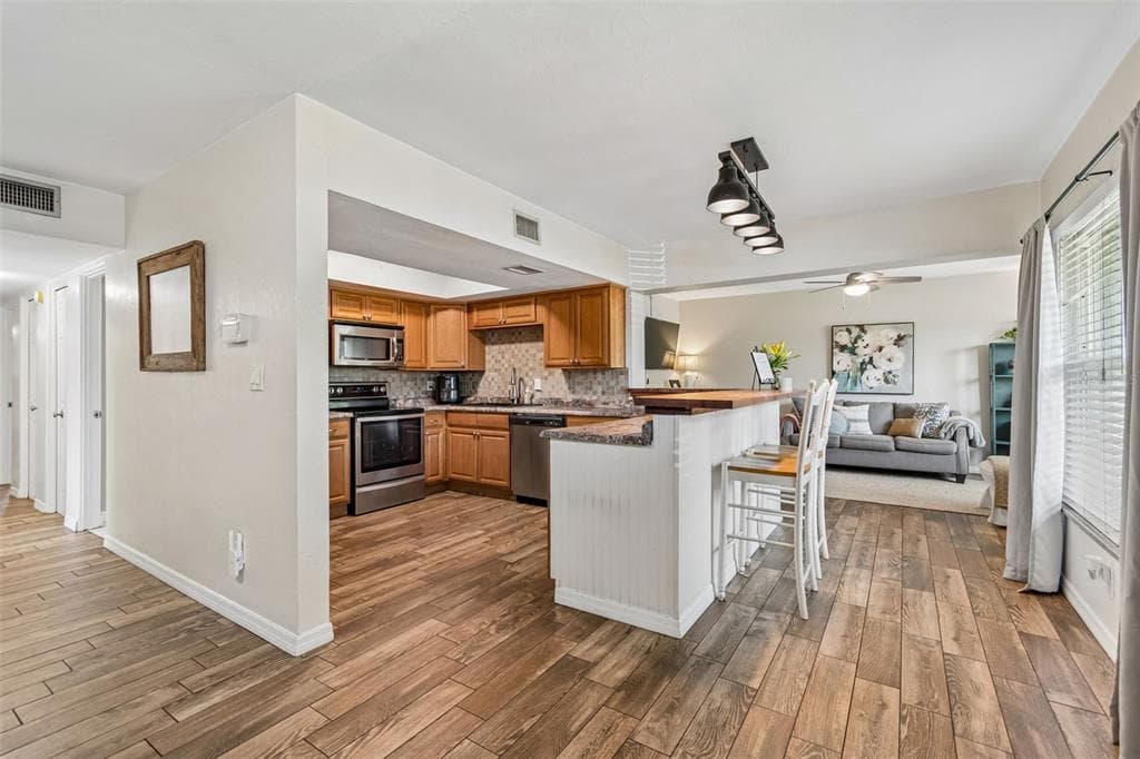 10748 VILLAGE GREEN AVE, SEMINOLE, FL 33772 — zdjęcie 4