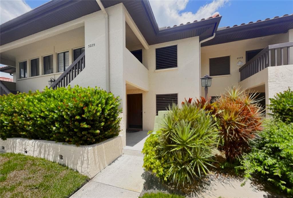 5231 LAKE VILLAGE DRIVE # 27, SARASOTA, FL 34235