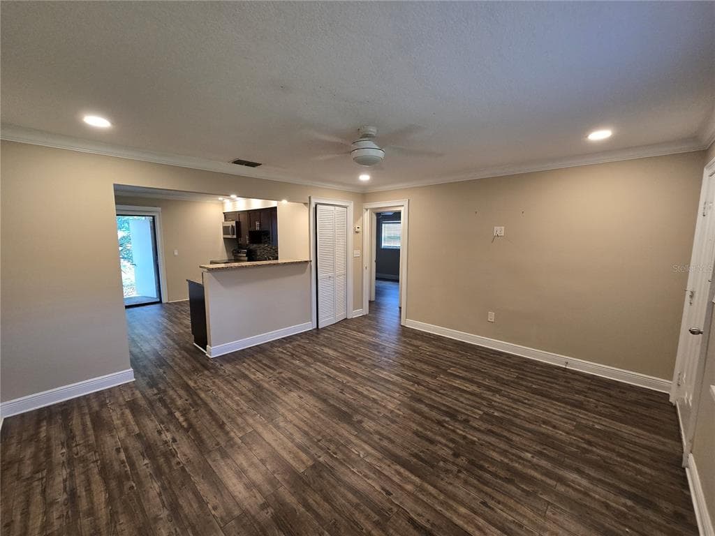 447 6TH  NE AVENUE, LARGO, FL 33770 — zdjęcie 4