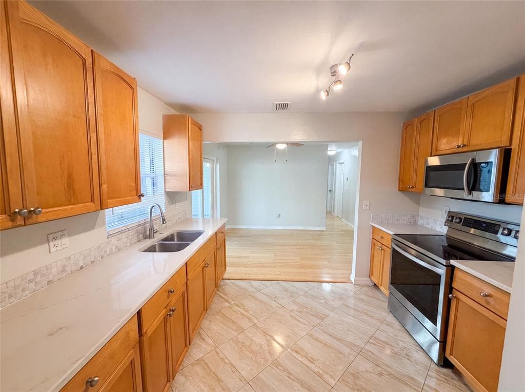 8283 86TH AVENUE, SEMINOLE, FL 33777 — zdjęcie 2