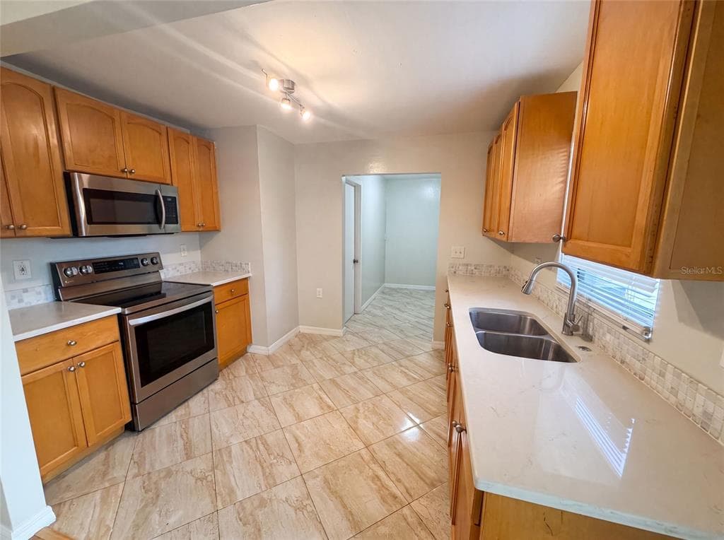 8283 86TH AVENUE, SEMINOLE, FL 33777 — zdjęcie 4