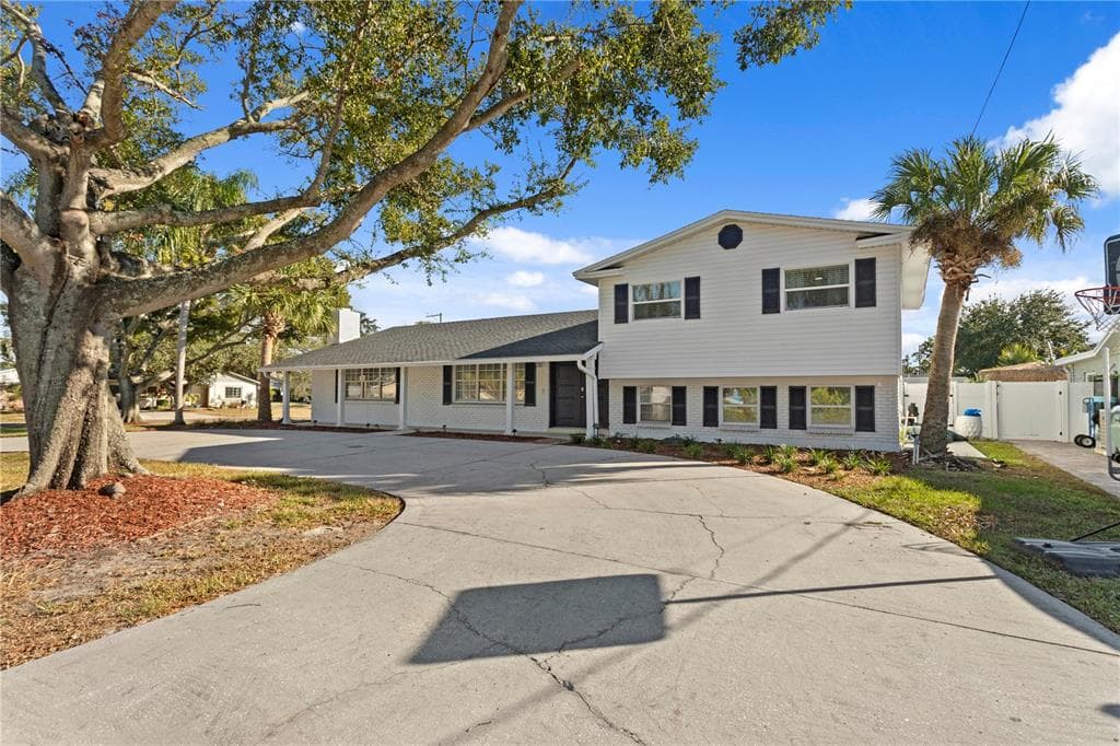 8702 ELMWOOD LANE, TAMPA, FL 33615
