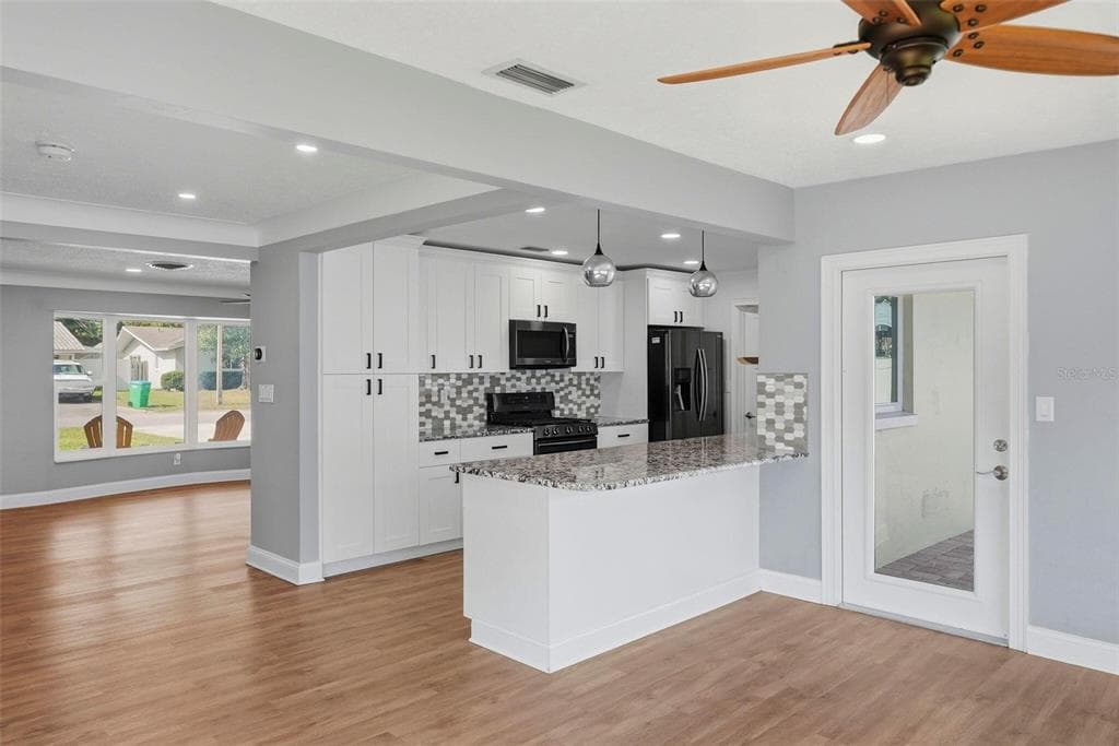 5669 45TH AVENUE N, KENNETH CITY, FL 33709 — zdjęcie 3