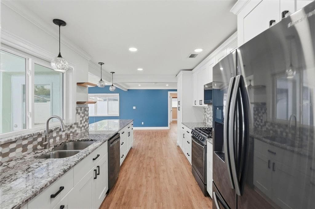 5669 45TH AVENUE N, KENNETH CITY, FL 33709 — zdjęcie 4