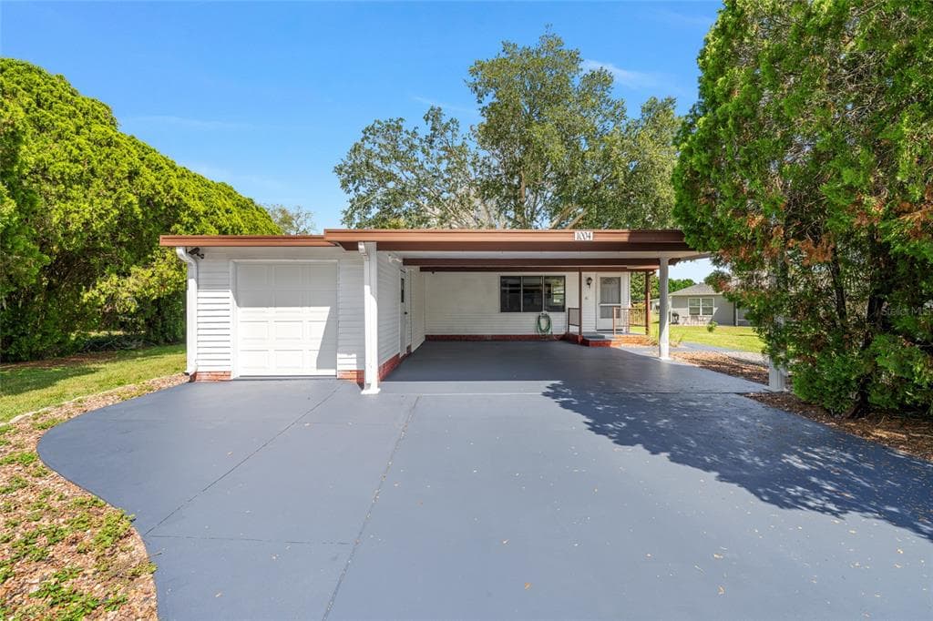 1004 ANN AVENUE, LADY LAKE, FL 32159