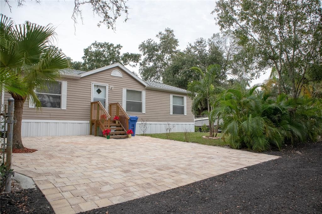 5823 BARRY LANE, TAMPA, FL 33634