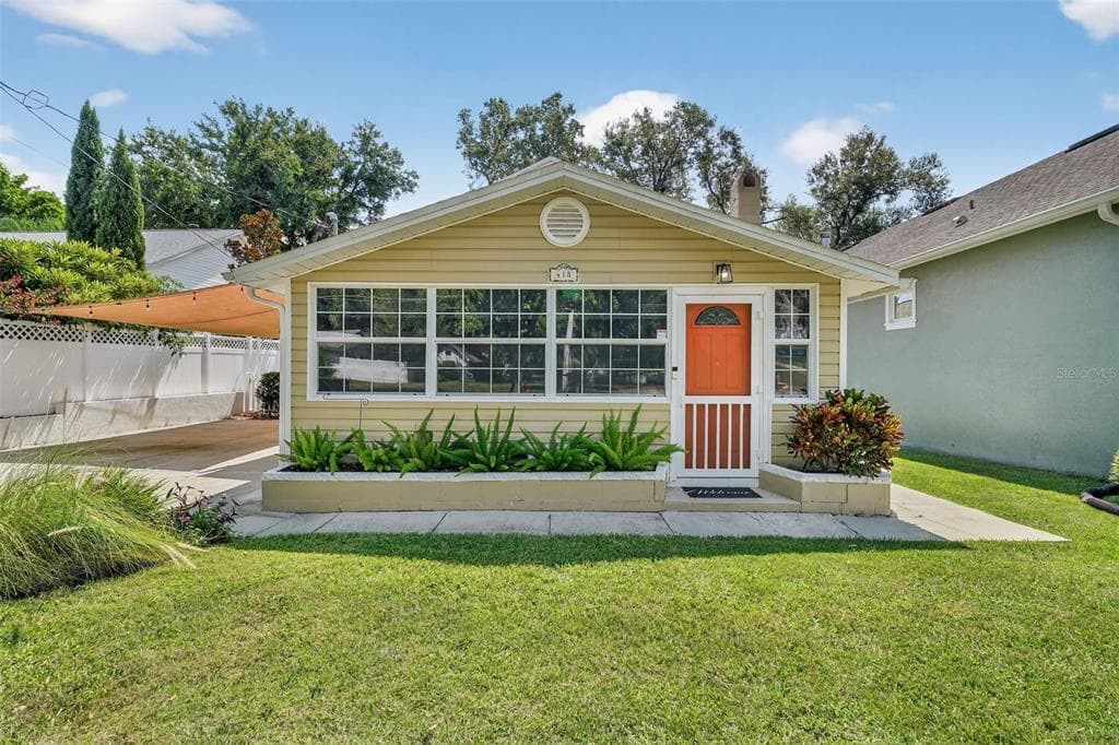 418 E 10TH AVENUE, MOUNT DORA, FL 32757