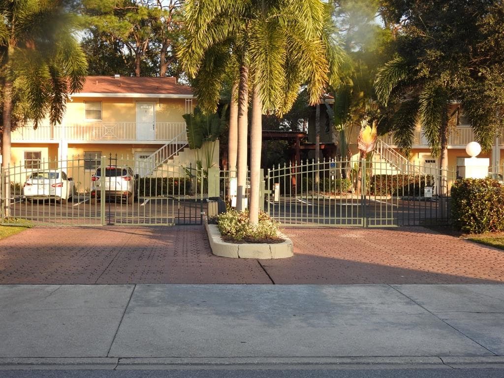 972 LA COSTA CIRCLE # 8, SARASOTA, FL 34237