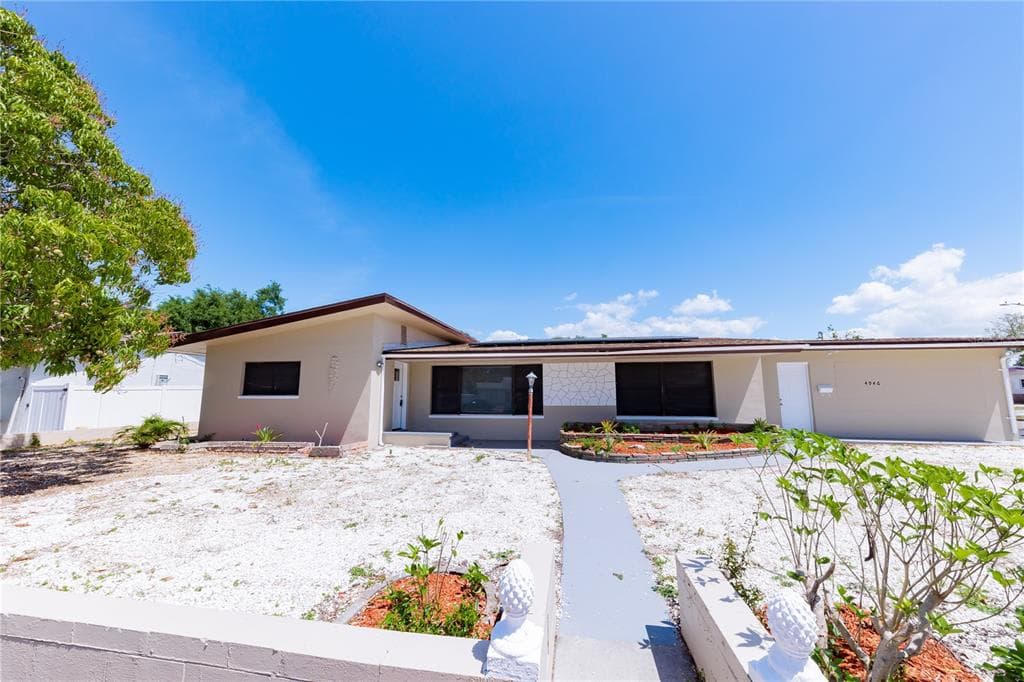 4946 DR MARTIN LUTHER KING JR STREET S, ST PETERSBURG, FL 33705 — zdjęcie 2