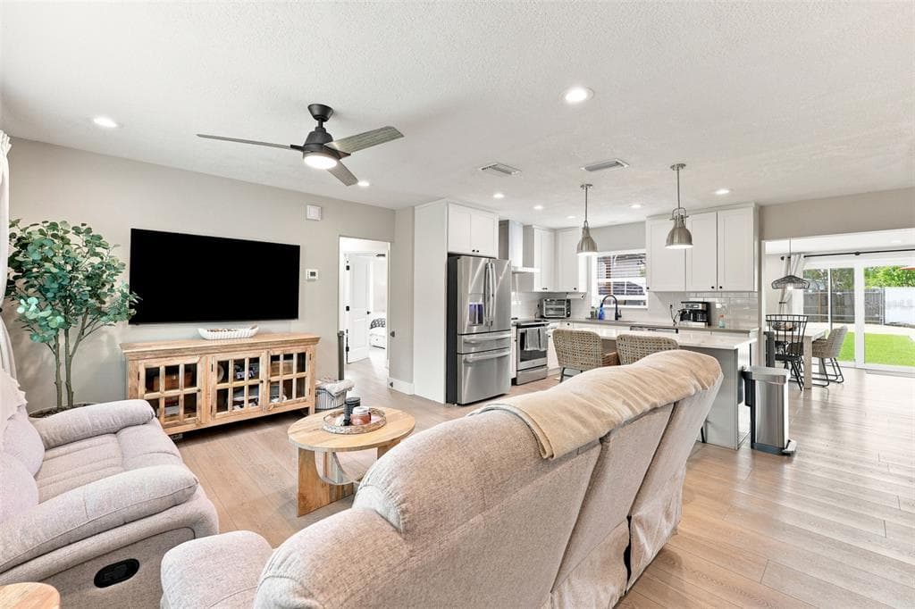 716 75TH AVENUE N, ST PETERSBURG, FL 33702 — zdjęcie 4