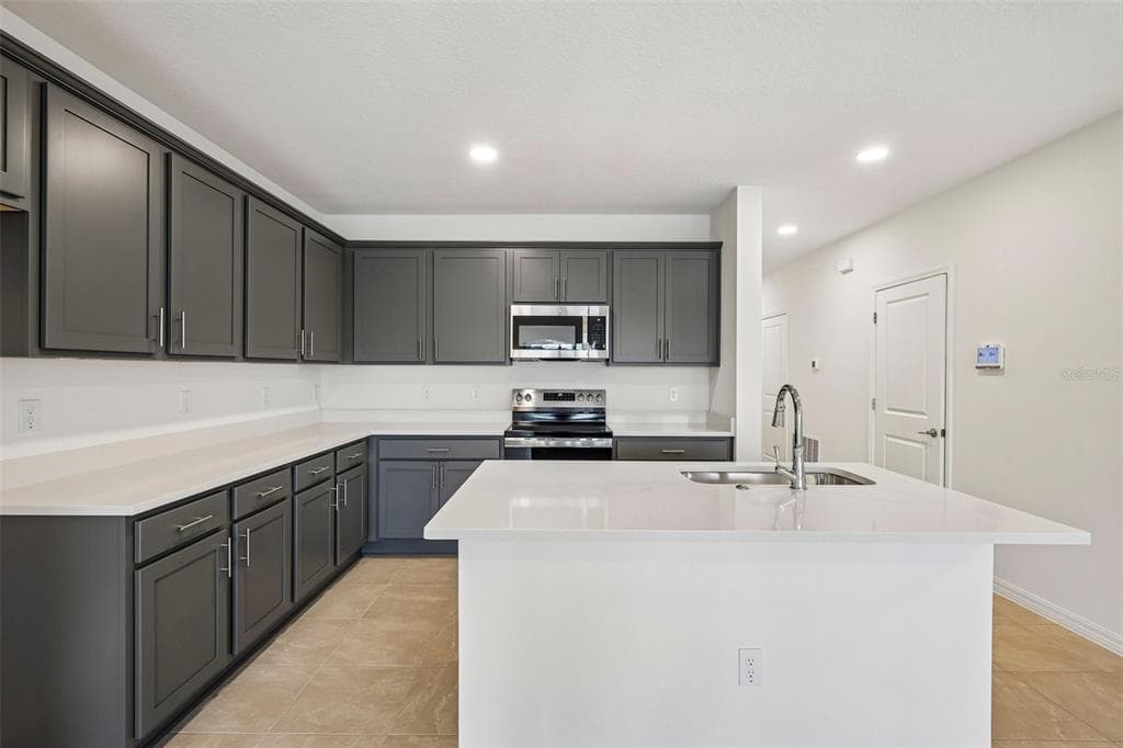 6848 HOLCOMBE DOWN DRIVE, ZEPHYRHILLS, FL 33541 — zdjęcie 3