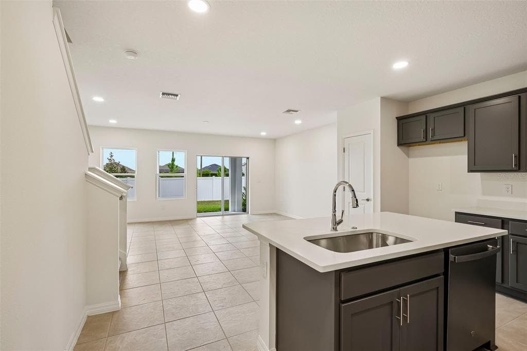 6848 HOLCOMBE DOWN DRIVE, ZEPHYRHILLS, FL 33541 — zdjęcie 5
