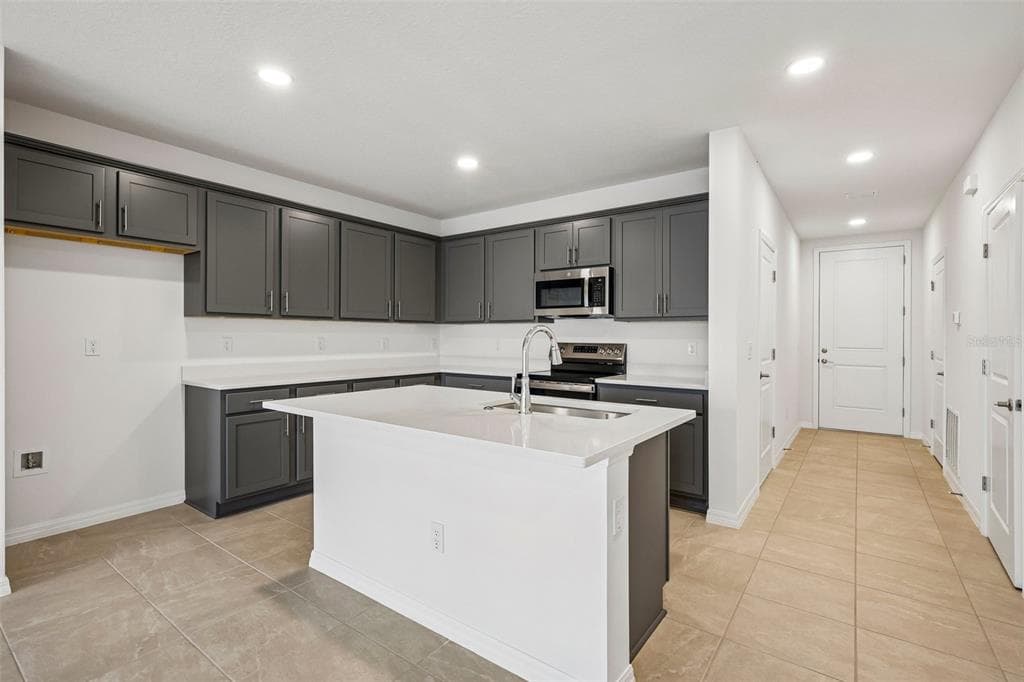 6848 HOLCOMBE DOWN DRIVE, ZEPHYRHILLS, FL 33541 — zdjęcie 4