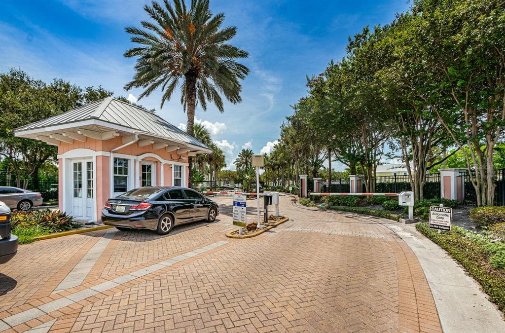 5215 COQUINA KEY DRIVE SE # B, ST PETERSBURG, FL 33705