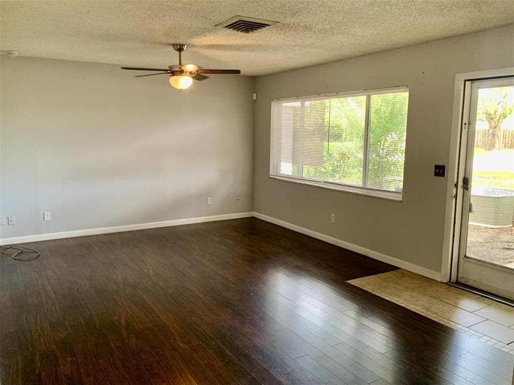 5050 29TH AVENUE N, ST PETERSBURG, FL 33710 — zdjęcie 2
