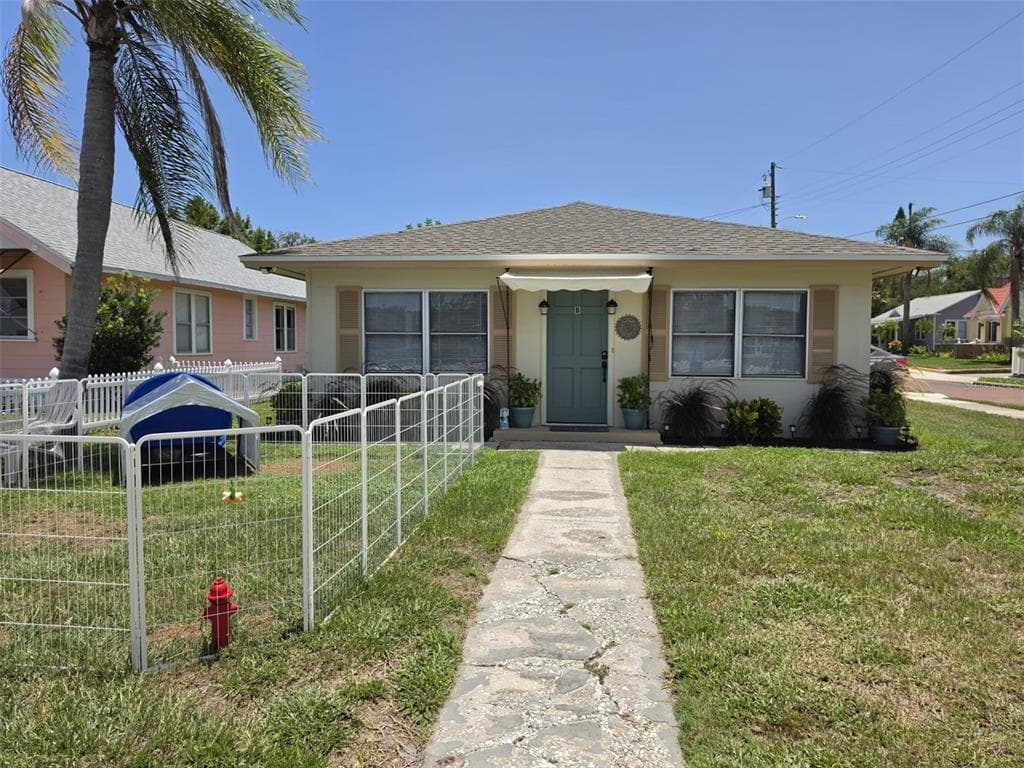 121 BAY STREET, TARPON SPRINGS, FL 34689