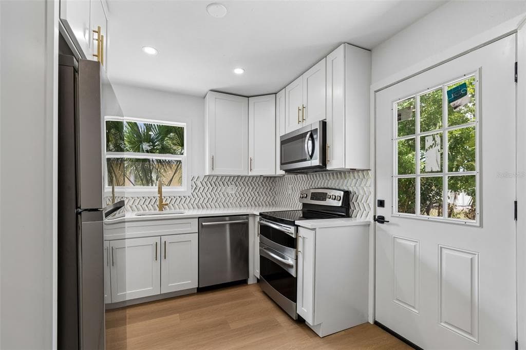 517 HAMPTON AVENUE NE, ST PETERSBURG, FL 33703 — zdjęcie 4
