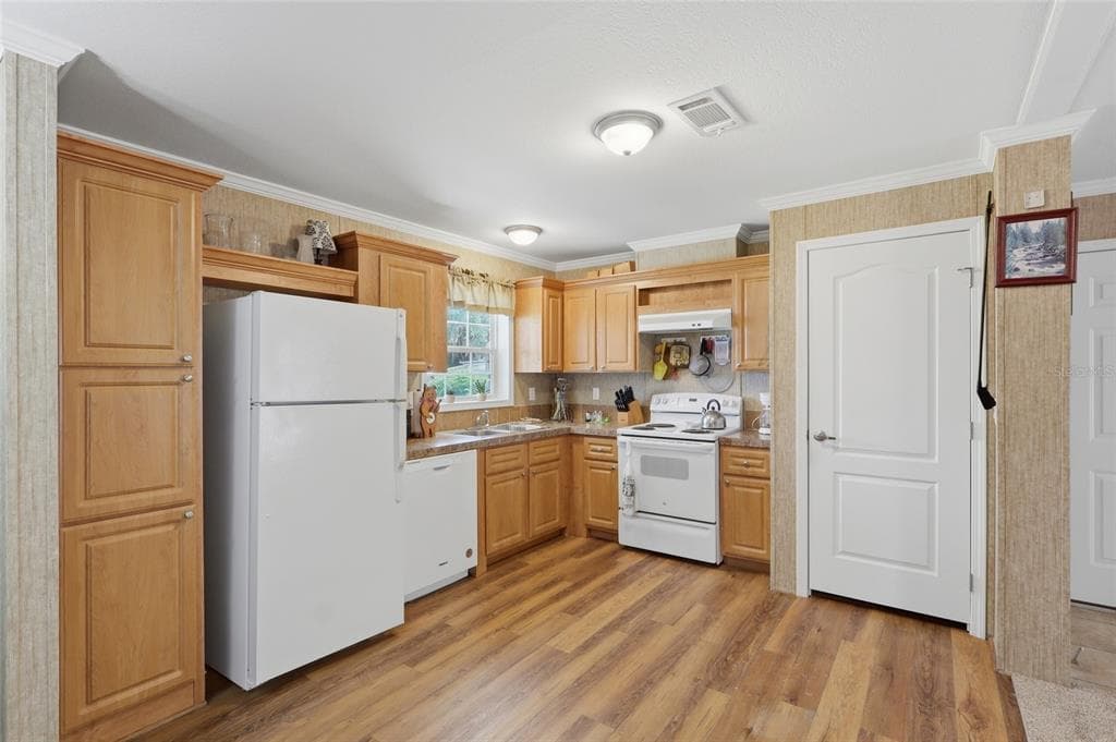 38745 NEW JERSEY AVENUE, ZEPHYRHILLS, FL 33542 — zdjęcie 2