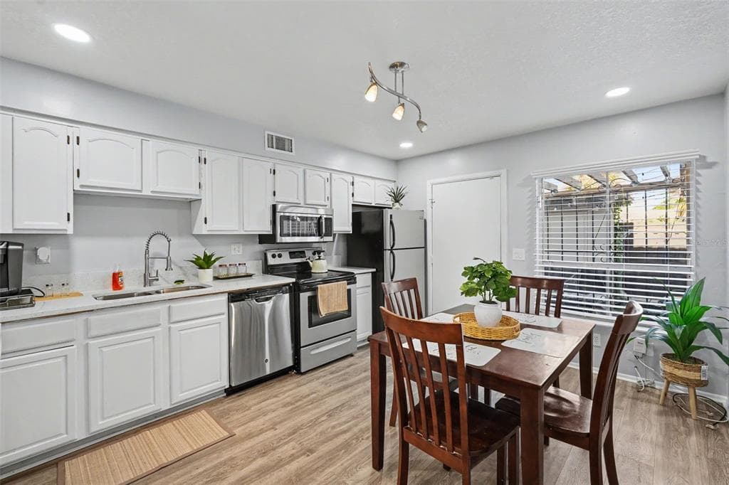4505 LA CAPRI COURT, TAMPA, FL 33611 — zdjęcie 2