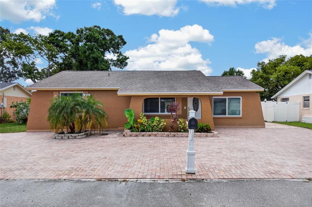 6711 GLEN FOREST COURT, TAMPA, FL 33615