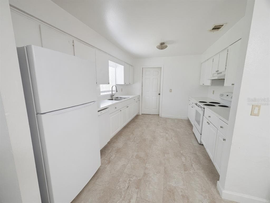 31 DEACON JONES BOULEVARD # A & B, ORLANDO, FL 32810 — zdjęcie 4