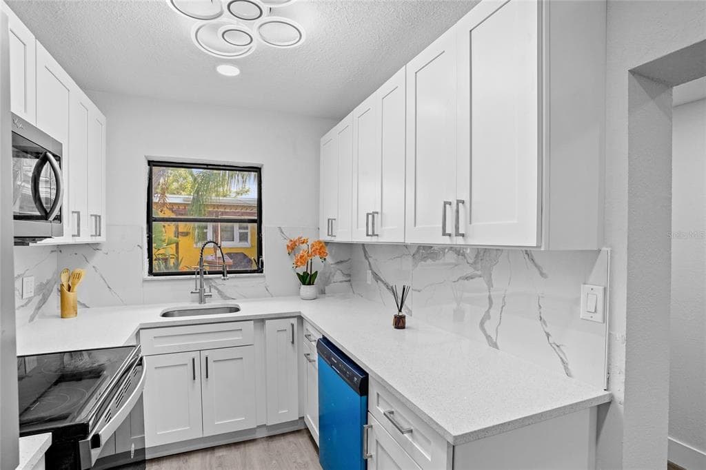 630 180TH AVENUE E, REDINGTON SHORES, FL 33708 — zdjęcie 2