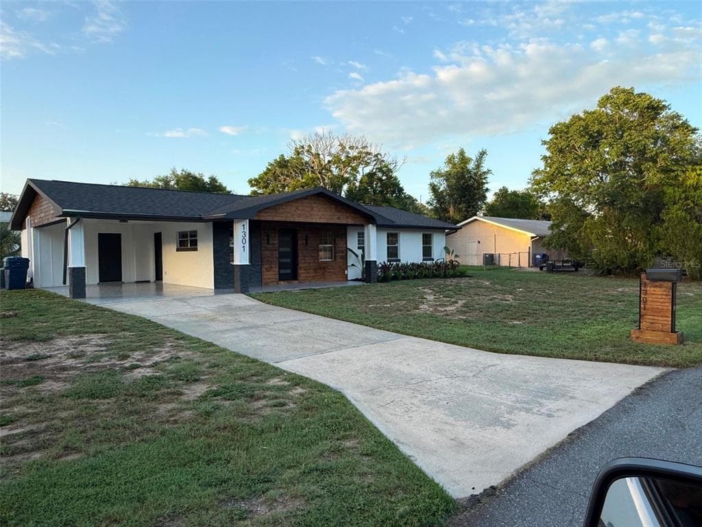 1301 NICHOLS DRIVE, TAVARES, FL 32778