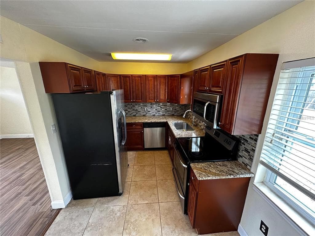 8933 NARCISSUS AVENUE, SEMINOLE, FL 33777 — zdjęcie 3
