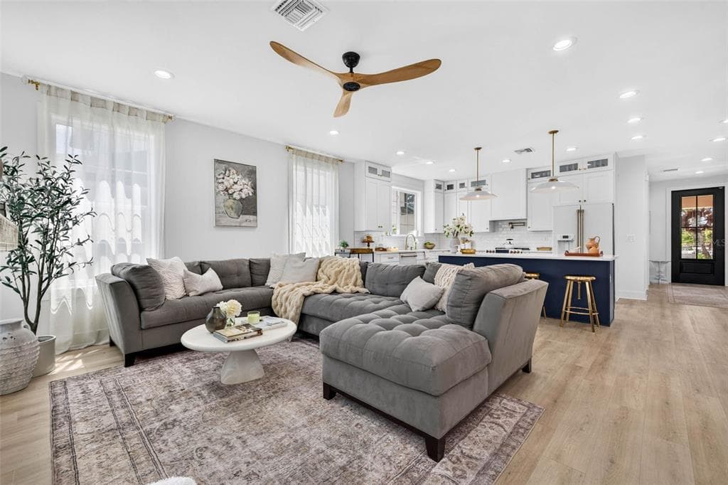 1717 MASSACHUSETTS AVENUE NE, ST PETERSBURG, FL 33703 — zdjęcie 2