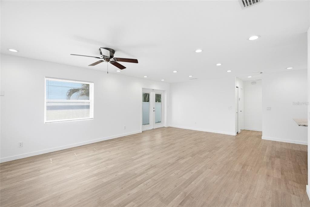 1867 MICHIGAN AVENUE NE, ST PETERSBURG, FL 33703 — zdjęcie 4