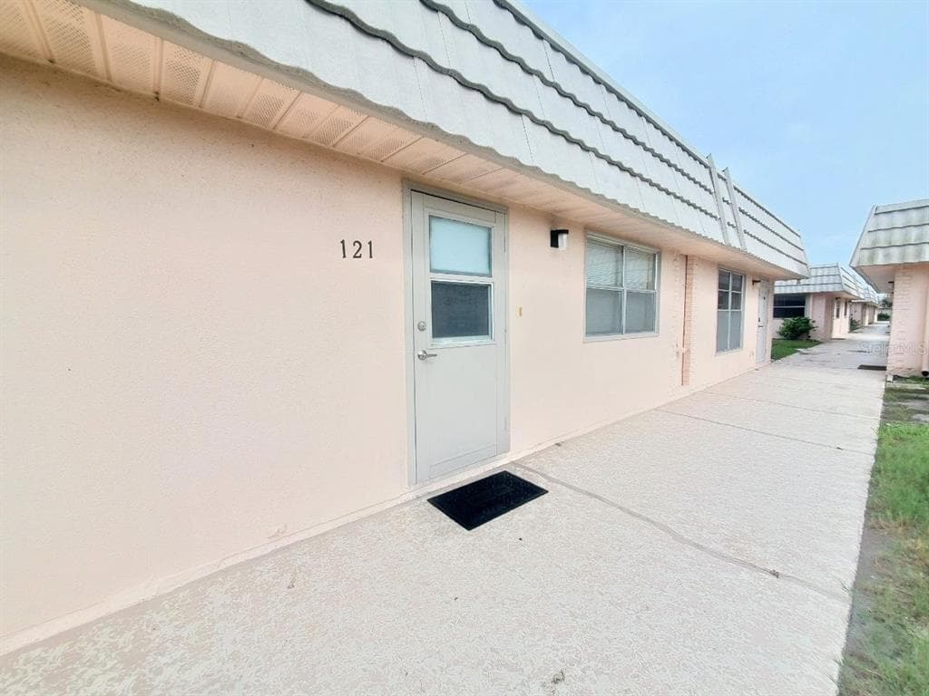 201 BEDFORD TRAIL # 121, SUN CITY CENTER, FL 33573