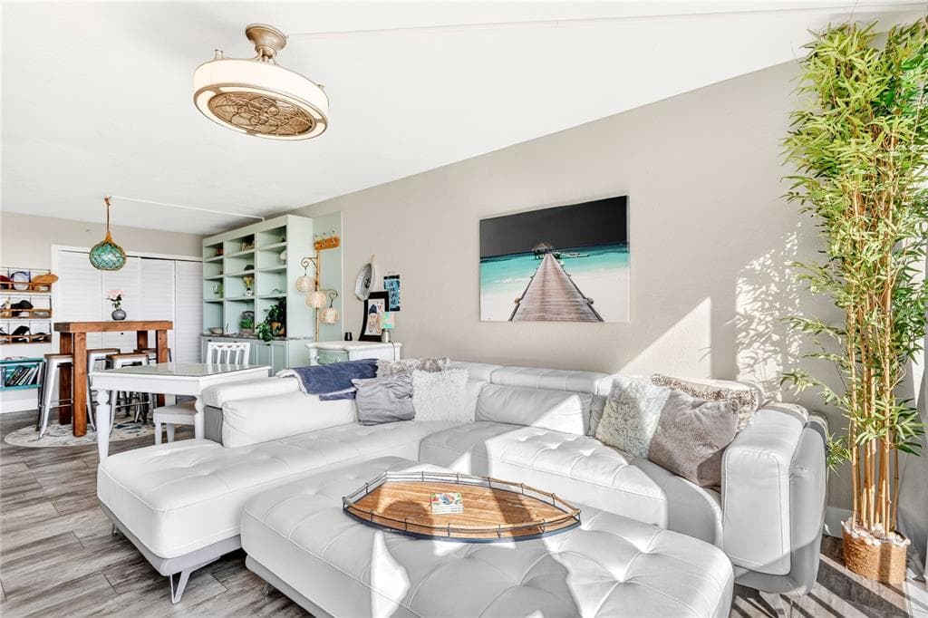 255 DOLPHIN POINT # 407, CLEARWATER BEACH, FL 33767 — zdjęcie 2