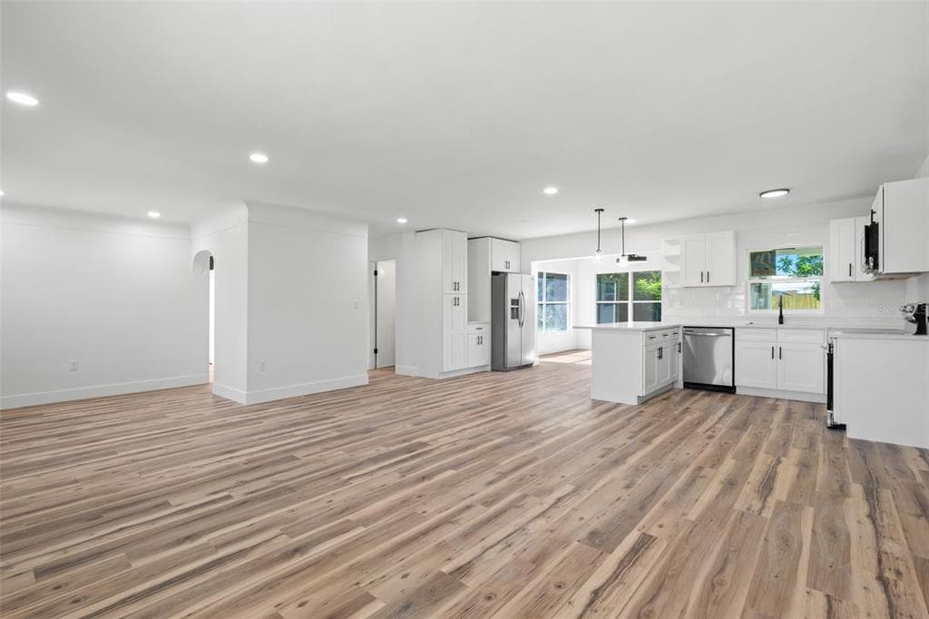 6116 52ND AVENUE N, KENNETH CITY, FL 33709 — zdjęcie 2
