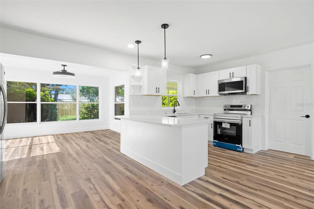 6116 52ND AVENUE N, KENNETH CITY, FL 33709 — zdjęcie 3