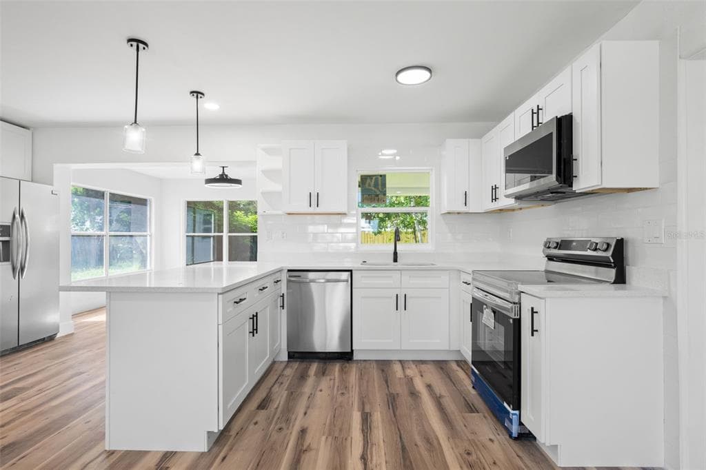 6116 52ND AVENUE N, KENNETH CITY, FL 33709 — zdjęcie 4