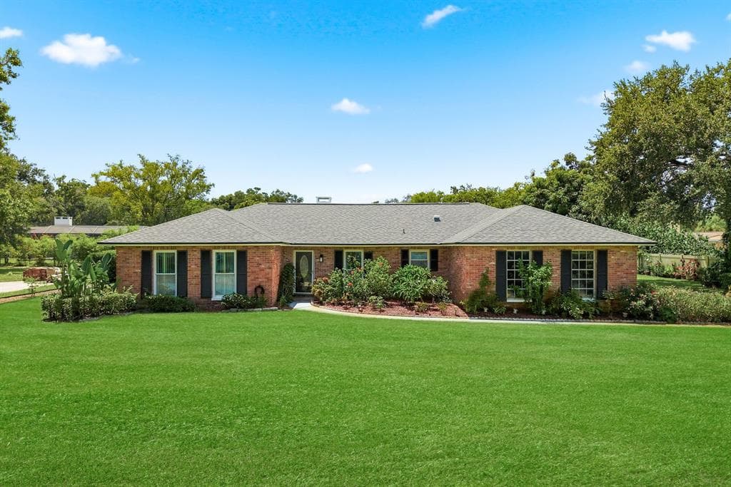 920 LAKE FOREST ROAD, CLEARWATER, FL 33765