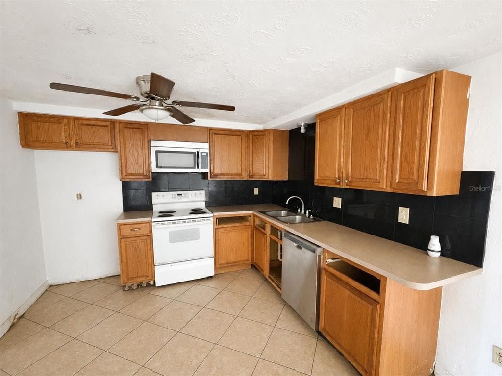 3303 EISENHOWER DRIVE, HOLIDAY, FL 34691 — zdjęcie 2