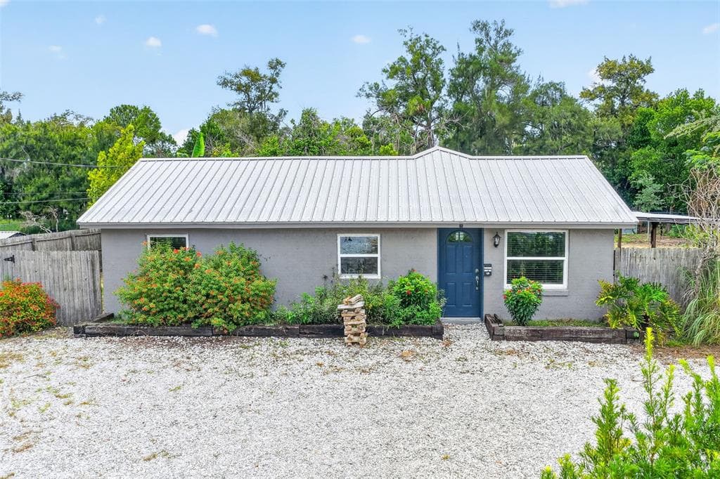 1111 DORA AVENUE, TAVARES, FL 32778
