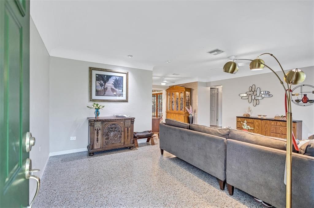 349 89TH AVENUE NE, ST PETERSBURG, FL 33702 — zdjęcie 3