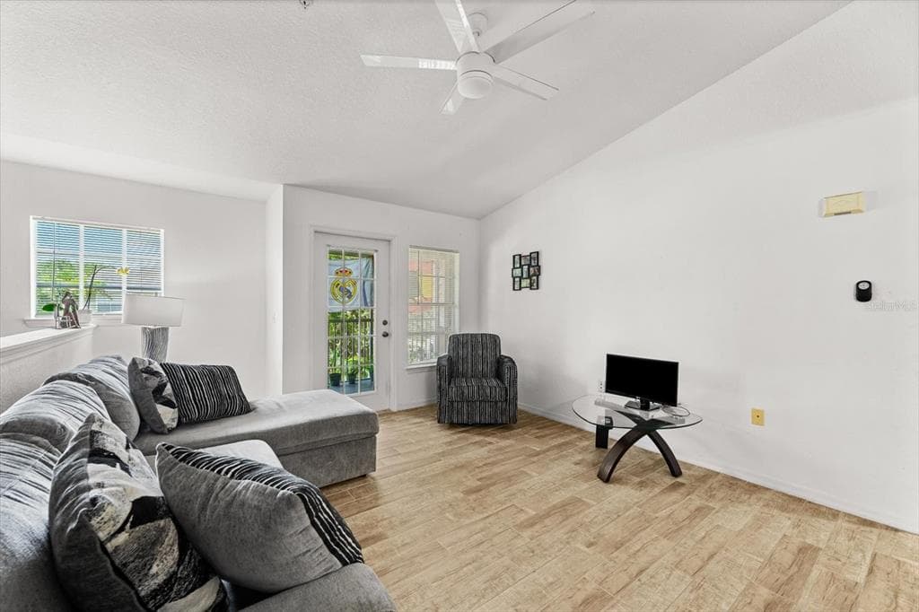 8933 MANOR LOOP # 204, LAKEWOOD RANCH, FL 34202 — zdjęcie 2